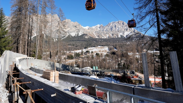 Nach 13 Monaten Bauzeit wird ab Dienstag der neue Cortina-Eiskanal auf die Fahrbarkeit getestet. (Bild: AP/Giovanni Auletta)