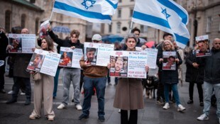 Rund 60 Aktivisten haben am Montag am Stephansplatz in Wien einen Flashmob für die israelischen ...