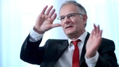 Finanzminister Markus Marterbauer im Sparmodus: Auch in seinen eigenen Bereichen. (Bild: APA/ROLAND SCHLAGER)