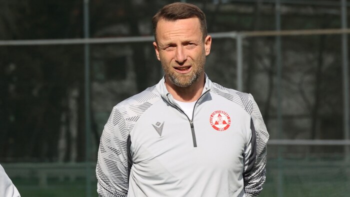 Trainer Ferdinand Feldhofer kämpft um seinen ersten Sieg und kann dabei wieder auf Stürmer ...