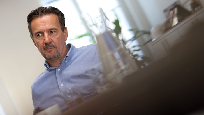 Landesrat Martin Zauner packt den Rotstift aus. 
