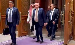 Die russischen Verhandler verlassen den Verhandlungssaal. Ihren Angaben zufolge gibt es eine ...