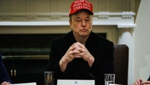 Entgegen der Message auf dem roten Kapperl: Hatte US-Präsident Donald Trump vielleicht doch nicht mit allem recht?  (Bild: EPA/Samuel Corum/ POOL)