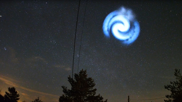 Zum Schluss erleuchtet diese „Galaxie“ den Nachthimmel.