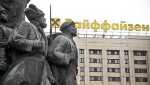 Die Raiffeisen Bank International hat jahrelang am Russland-Geschäft glänzend verdient. Geht es ...