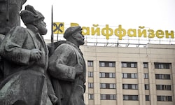 Die Raiffeisen Bank International hat jahrelang am Russland-Geschäft glänzend verdient. Geht es ...