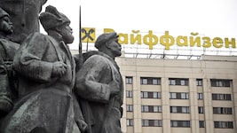 Die Raiffeisen Bank International hat einen Sieg im Streit um Gelder errungen, die in Russland ...