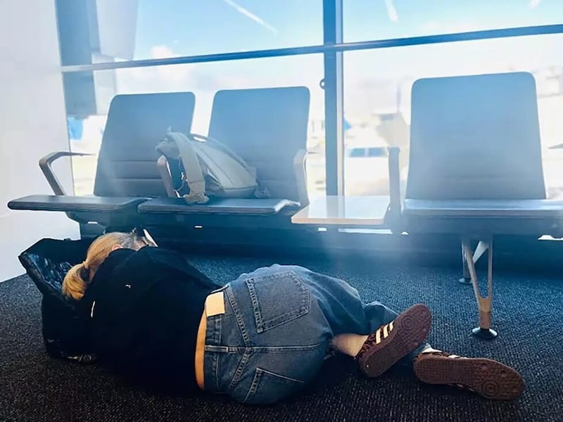 January Jones campiert am Flughafen. (Bild: www.instagram.com/januaryjones)