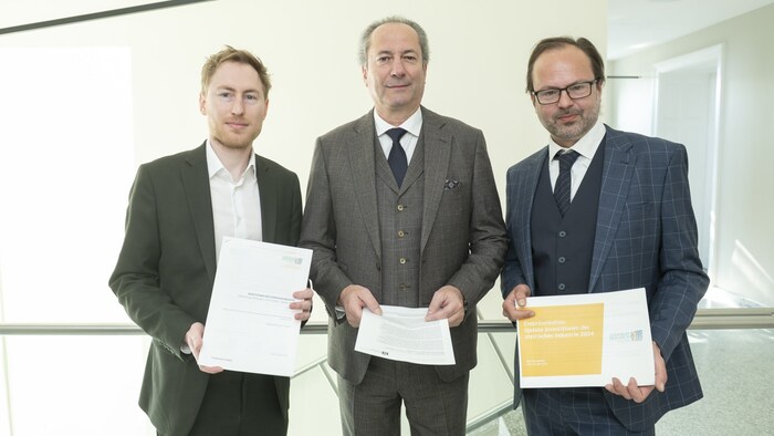 Christoph Robinson und Kurt Maier von der IV mit Studienautor Erich Kirschner