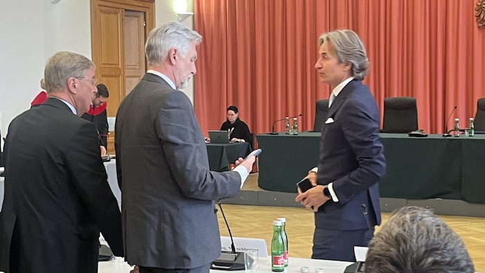Karl-Heinz Grasser und Walter Meischberger (M.) nach der Urteilsverkündung.