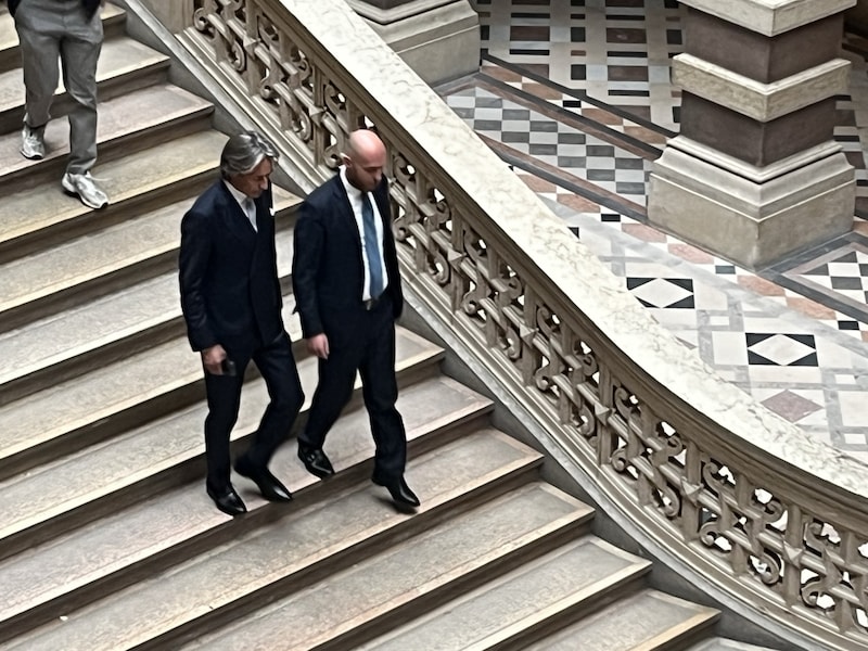 Grasser verlässt den Wiener Justizpalast. Dieser war heute für Touristen geschlossen. (Bild: Anja Richter)