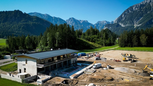 Bereits im August des Vorjahres war das Hauptgebäude des Campingresorts fast fertig.  (Bild: Wenzel Markus)