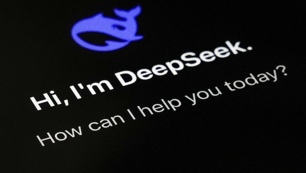 DeepSeek hatte im Jänner weltweit für Schlagzeilen gesorgt, weil die chinesische KI westlichen Konkurrenten wie ChatGPT oder Gemini ebenbürtig ist. (Bild: AP/Andy Wong)