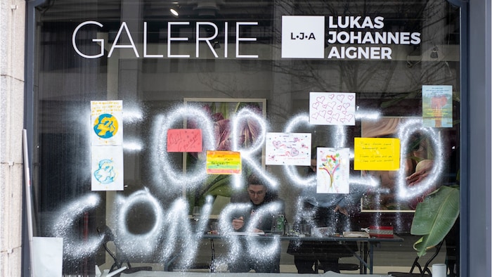 Die Parolen der Vandalen verschwinden hinter positiven Bildern