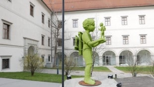 Der alte Trakt des Linzer Schlossmuseums wird neu ausgerichtet; Attraktion im Innenhof: Eine Märchenfigur von Kim Simonsson (Bild: Farbwerk/Liz Blur)