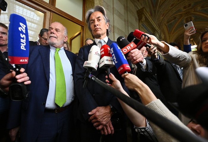 Grassers Anwalt Manfred Ainedter (links im Bild) und Karl-Heinz Grasser (links im Bild) nach der ...