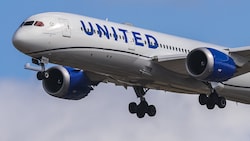Boeing 787-9 von United Airlines: Ein Flug musste aus einem sehr ungewöhnlichen Grund umkehren.  (Bild: AFP/Nicolas Economou / NurPhoto / NurPhoto via AFP)
