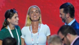 Vanessa Trump, hier mit Ex-Ehemann Donald Trump jr. (re.) und Tochter Kai Madison, ist jetzt mit Tiger Woods liiert. (Bild: AP/J. Scott Applewhite)