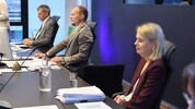 Noch passt kein Blatt Papier zwischen die Koalitionspartner Vize-BM Georg Willi (Grüne), BM ...