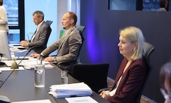 Noch passt kein Blatt Papier zwischen die Koalitionspartner Vize-BM Georg Willi (Grüne), BM ...