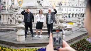 Ahmad Mitaev und Uwe Schaffer alias „Cop und Che“ mit SP-Vizebürgermeisterin Tina Blöchl beim Drehstart am Hauptplatz.  (Bild: Kerschbaummayr Werner)