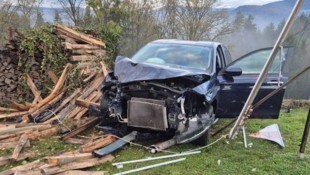 Das Auto wurde bei dem Unfall schwer beschädigt.