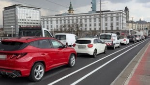 In der Früh wie auch zur Rush Hour am späteren Nachmittag brauchten die Autofahrer gute Nerven. (Bild: MaRu, Krone KREATIV)