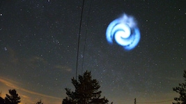 Die leuchtende Spirale tauchte am Montagabend am Himmel auf. (Bild: Screenshot: kameraOne)