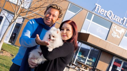 Mit Austro-Musiker Dennis Jale kam Priscilla Presley (selbst bekennende Tierschützerin und dreifache Hundemama) ins Tierquartier Wien. (Bild: Lukas Charwat/Chaluk)