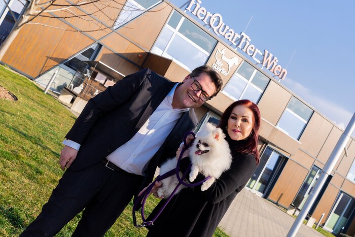 Happy Birthday! Geburtstagskind und Presley-Fan  Stadtrat Jürgen Czernohorszky mit Priscilla.