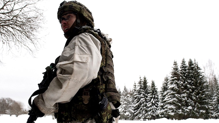 Ein estnischer Soldat während einer NATO-Übung