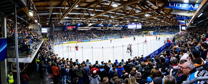 Die Linz AG Eisarena war mit 4865 Zuschauern wieder ausverkauft 
