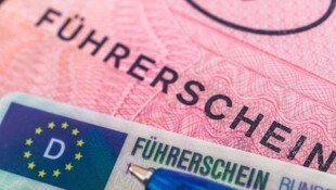 Die Neuregelung soll insbesondere bei schweren Verstößen wie Trunkenheit am Steuer, erheblichen Geschwindigkeitsübertretungen oder Unfällen mit Todesfolge greifen. (Bild: Stockfotos-MG - stock.adobe.com)