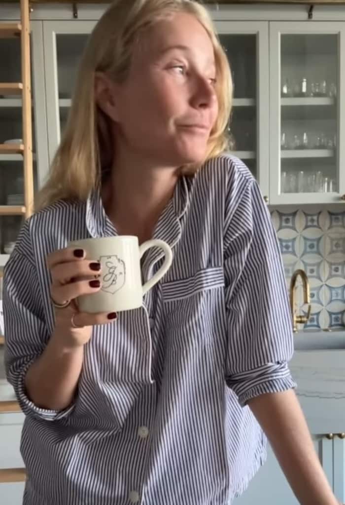 Gwyneth Paltrow zeigt sich auf Instagram ungekünstelt beim Frühstückmachen.