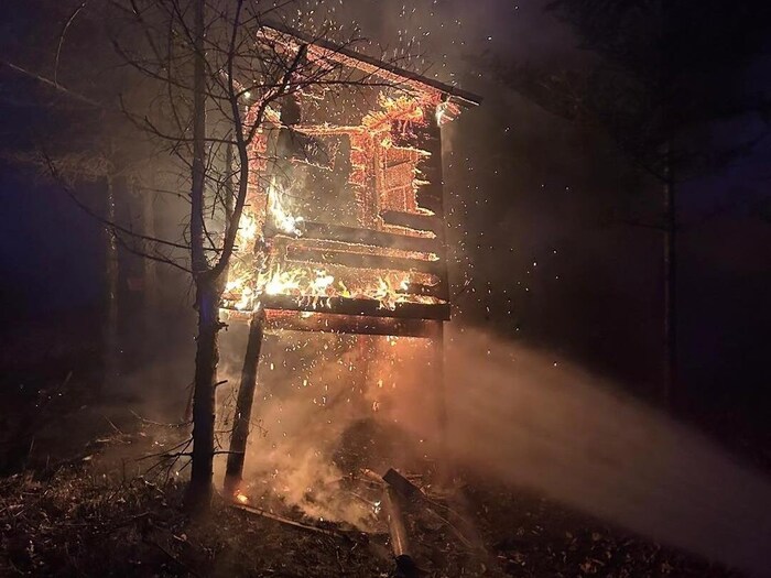 Am Dienstagabend brannte dieser Hochsitz in Edelsdorf.