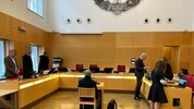 Der Angeklagte (61) im Welser Schwurgerichtssaal, links das Anwalts-Trio