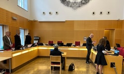 Der Angeklagte (61) im Welser Schwurgerichtssaal, links das Anwalts-Trio
