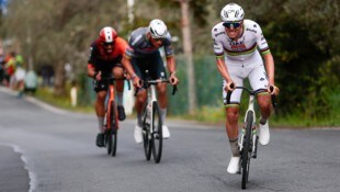 Tadej Pogacar (r.) greift erstmals beim Kopfsteinpflaster-Klassiker Paris-Roubaix an. (Bild: AP/ASSOCIATED PRESS)