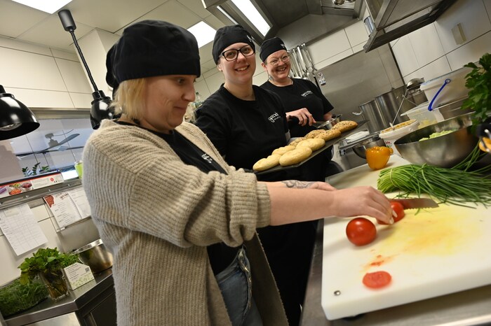 Die Arbeit in der Küche von Bistro und Café bereitet allen „gernda“-Mitarbeitern Freude: Die köstlichen Gerichte werden für den Gast auch dekoriert. 
