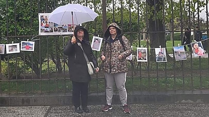 Kundgebung im Jahr 2023 vor dem Bundeskanzleramt: Claudia Sengeis (rechts) setzt sich für die ...