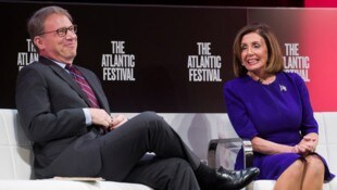 Der Chefredakteur von „The Atlantic“ Jeffrey Goldberg bei einer Fragerunde mit der Sprecherin des Repräsentantenhauses Nancy Pelosi im Jahr 2019. (Bild: AP/Alex Brandon)