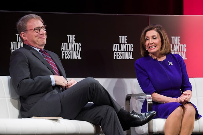 Der Chefredakteur von „The Atlantic“ Jeffrey Goldberg bei einer Fragerunde mit der Sprecherin des Repräsentantenhauses Nancy Pelosi im Jahr 2019