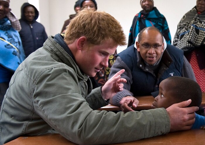 Prinz Harry und Prinz Seeiso 2010 beim Besuch einer Schule in Lesotho