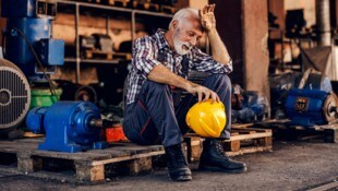 Menschen, die über Jahre hinweg körperlich schwer arbeiten, ist eine Erhöhung des Pensionsantrittsalters nicht zumutbar. (Bild: Krone KREATIV/Dusan Petkovic - stock.adobe.com)