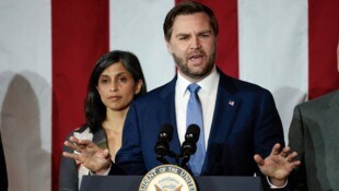 US-Vizepräsident J.D. Vance hat am Dienstagabend überraschend angekündigt, seine Ehefrau Usha auf ihrer umstrittenen Reise nach Grönland zu begleiten. (Bild: AFP/JEFF KOWALSKY)