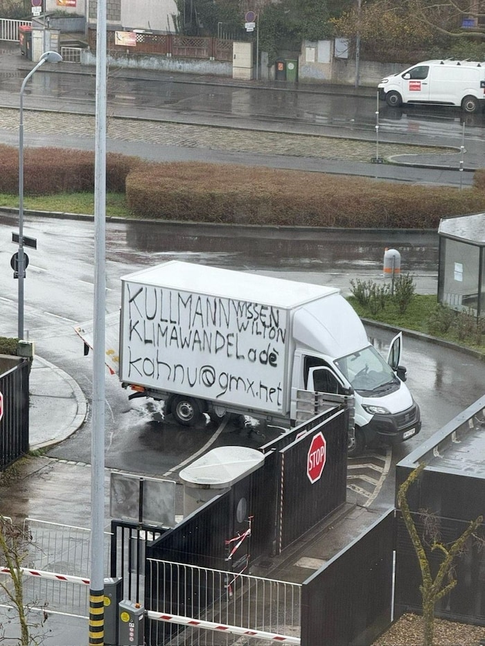 Der Täter drohte, in diesem Lkw eine Bombe platziert zu haben.