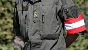 Die Bundesheerkommission ist gespannt auf das Ergebnis der von Verteidigungsministerin Klaudia Tanner (ÖVP) eingesetzten Expertenkommission, die bis zum Herbst prüfen soll, ob der aktuell sechsmonatige Grundwehrdienst reformiert werden muss.  (Bild: APA/HELMUT FOHRINGER)