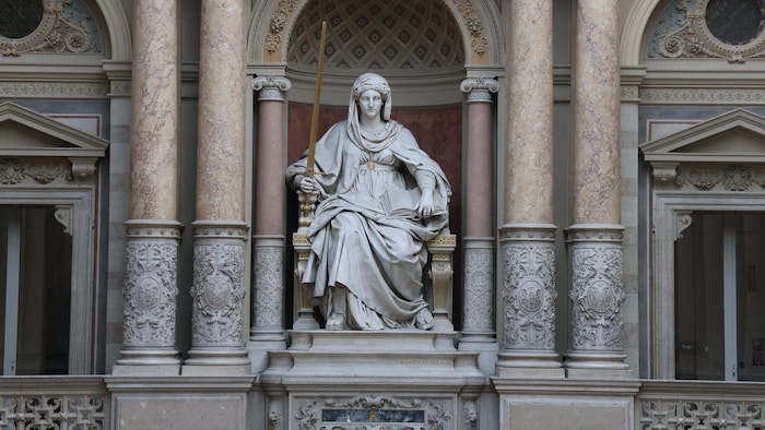 Auch die „Justitia“ wurde „Augenzeugin“ des Nacktprotests.