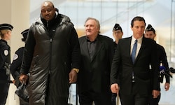 Gérard Depardieu bei seiner Ankunft am dritten Tag seines Prozesses wegen sexueller ...
