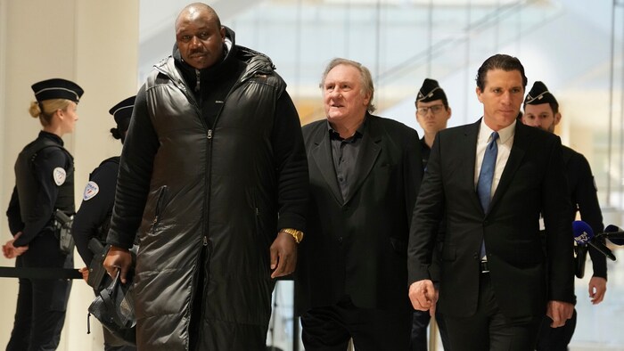 Gérard Depardieu bei seiner Ankunft am dritten Tag seines Prozesses wegen sexueller ...